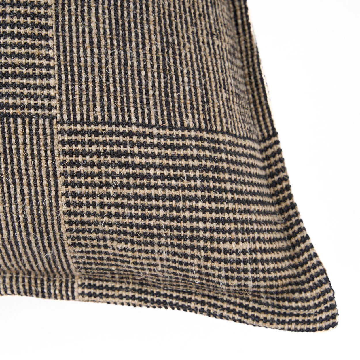 Housse de coussin en lin tissé noir et beige motif damier artisanal texturé