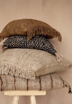 Tas de quatre coussins texturés en coton marron avec franges, 40x40 cm