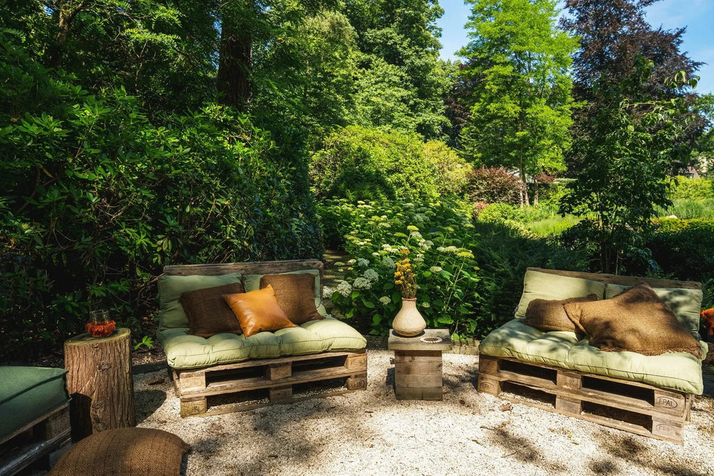 Espace extérieur avec mobilier en palettes en bois, coussins verts et coussins marron 60x60 cm