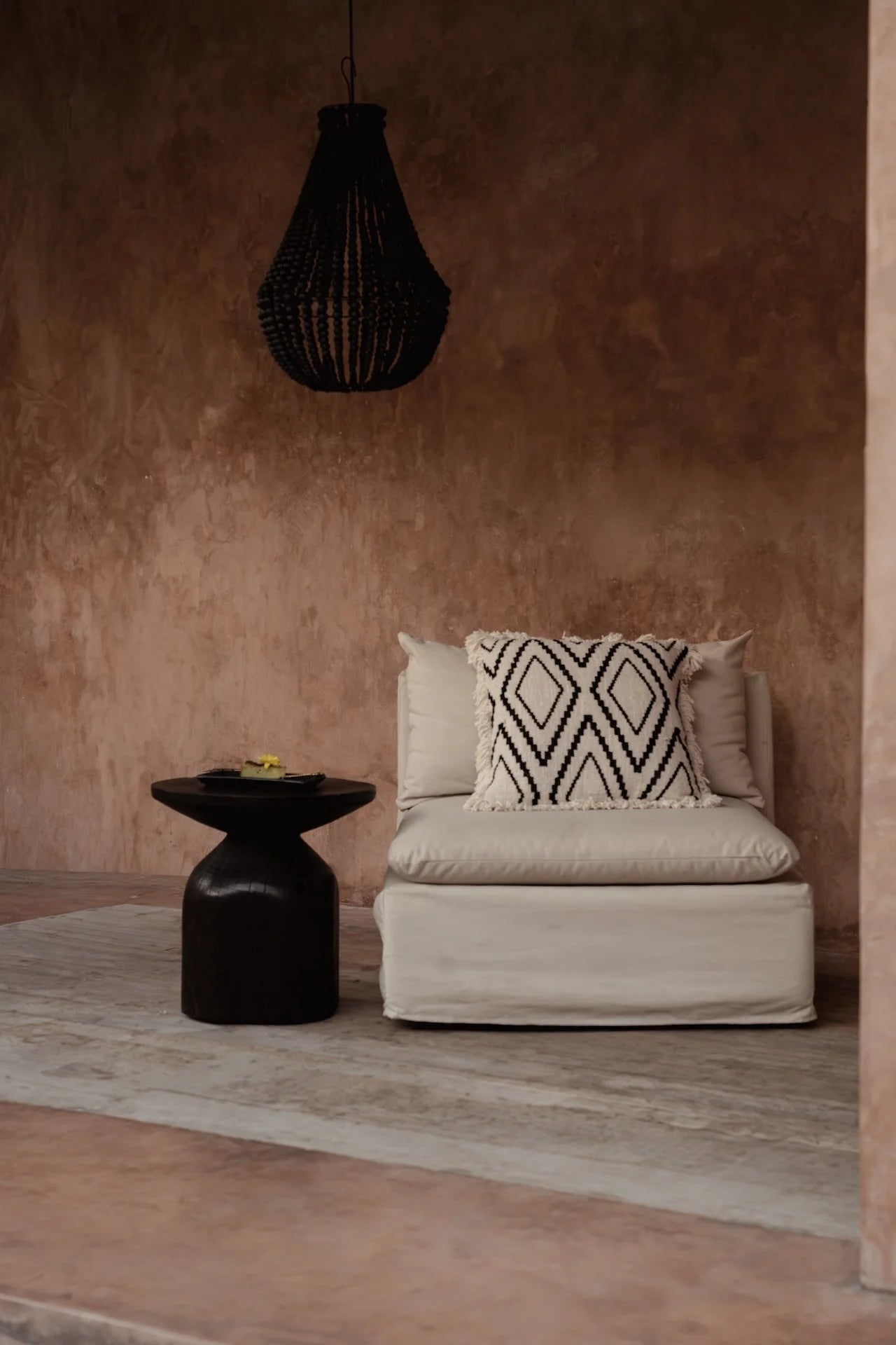 Lampe pendentif tissée noire texturée panier au plafond