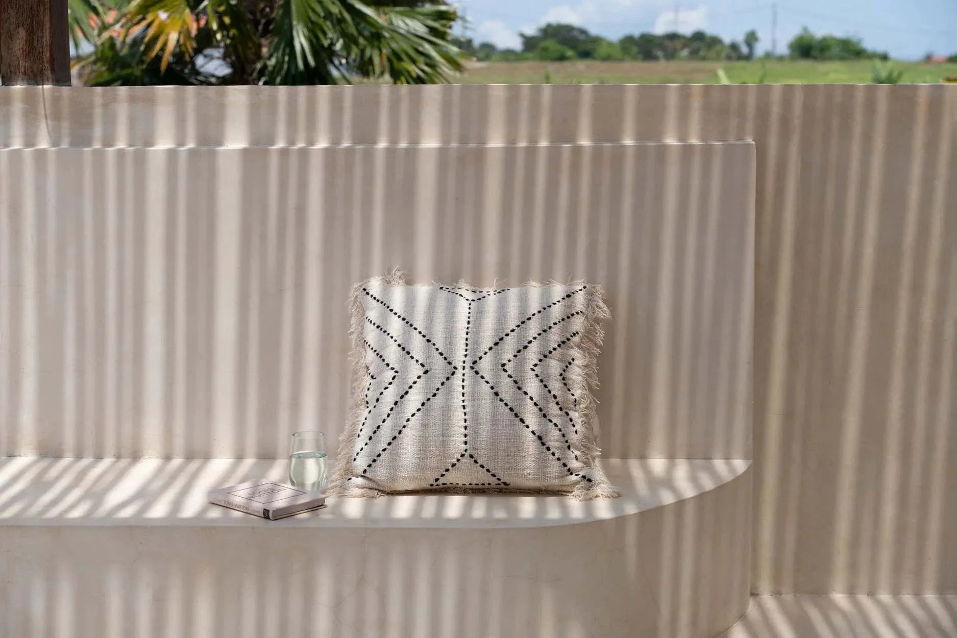 Housse de coussin motif tribal noir naturel en coton avec franges