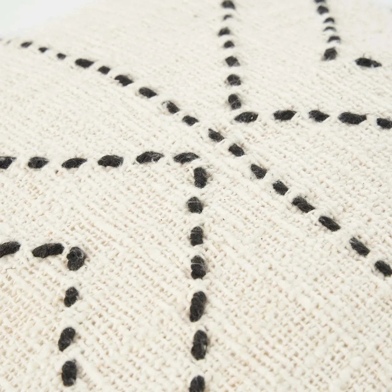 Housse de coussin motif tribal noir naturel en coton avec franges