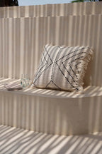 Housse de coussin motif tribal noir naturel en coton avec franges