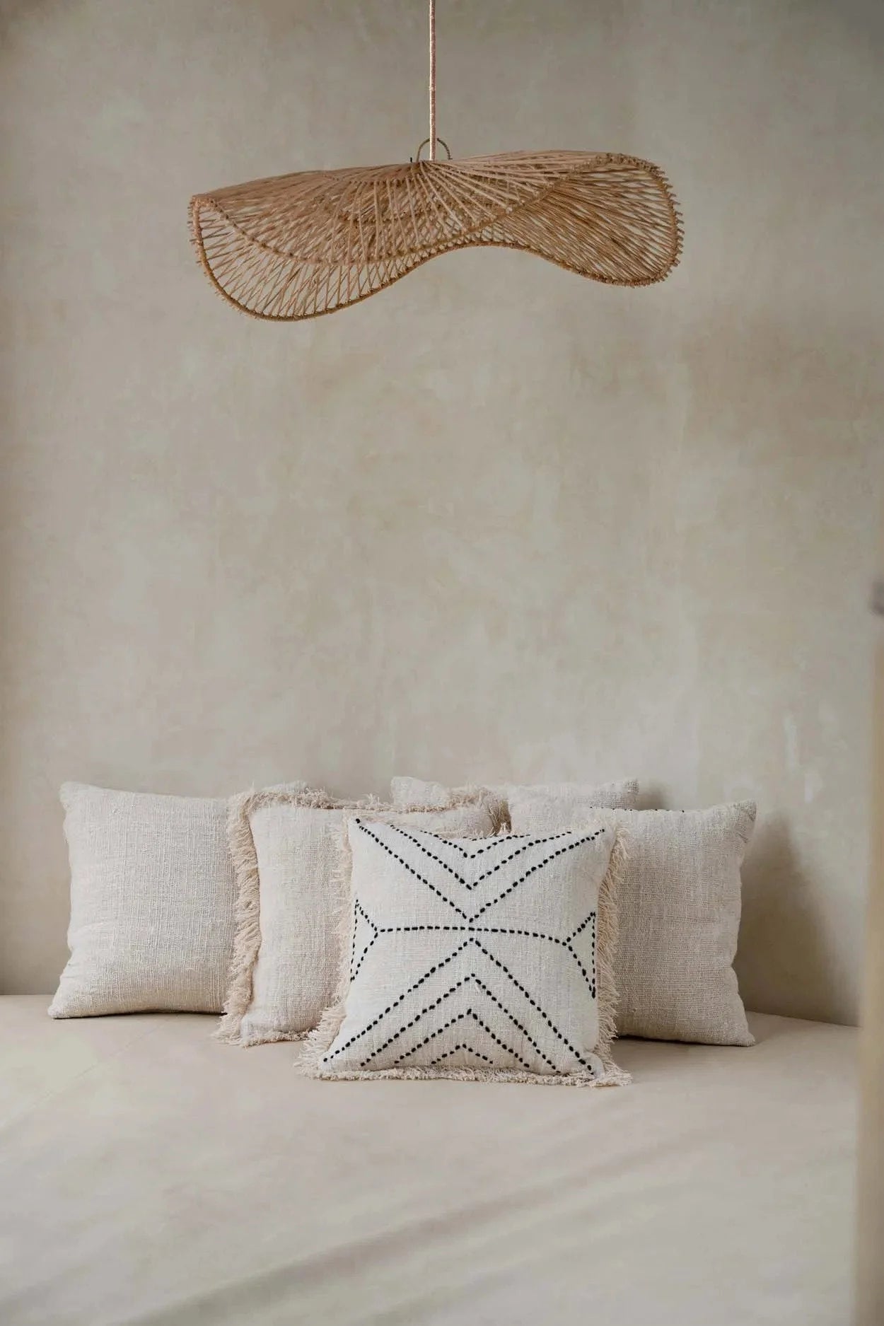 Housse de coussin motif tribal noir naturel en coton avec franges