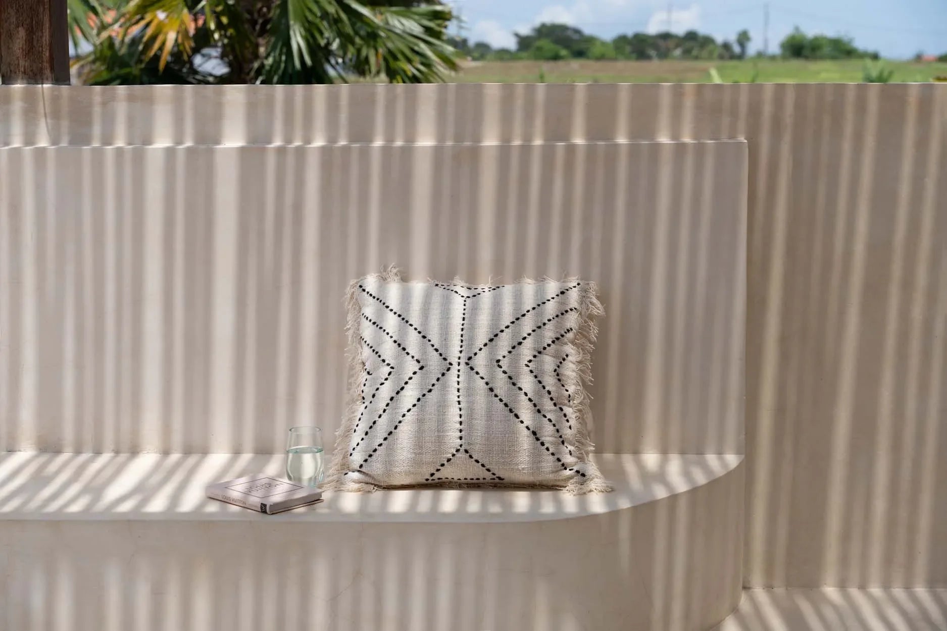 Housse de coussin motif tribal noir naturel en coton avec franges et coussin blanc à broderie noire