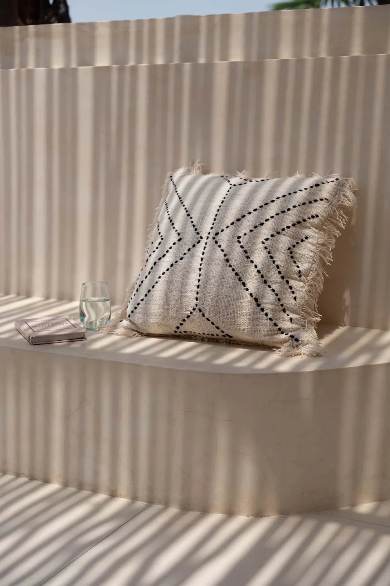 Oreiller blanc avec franges et design géométrique noir en coton pour décoration intérieure