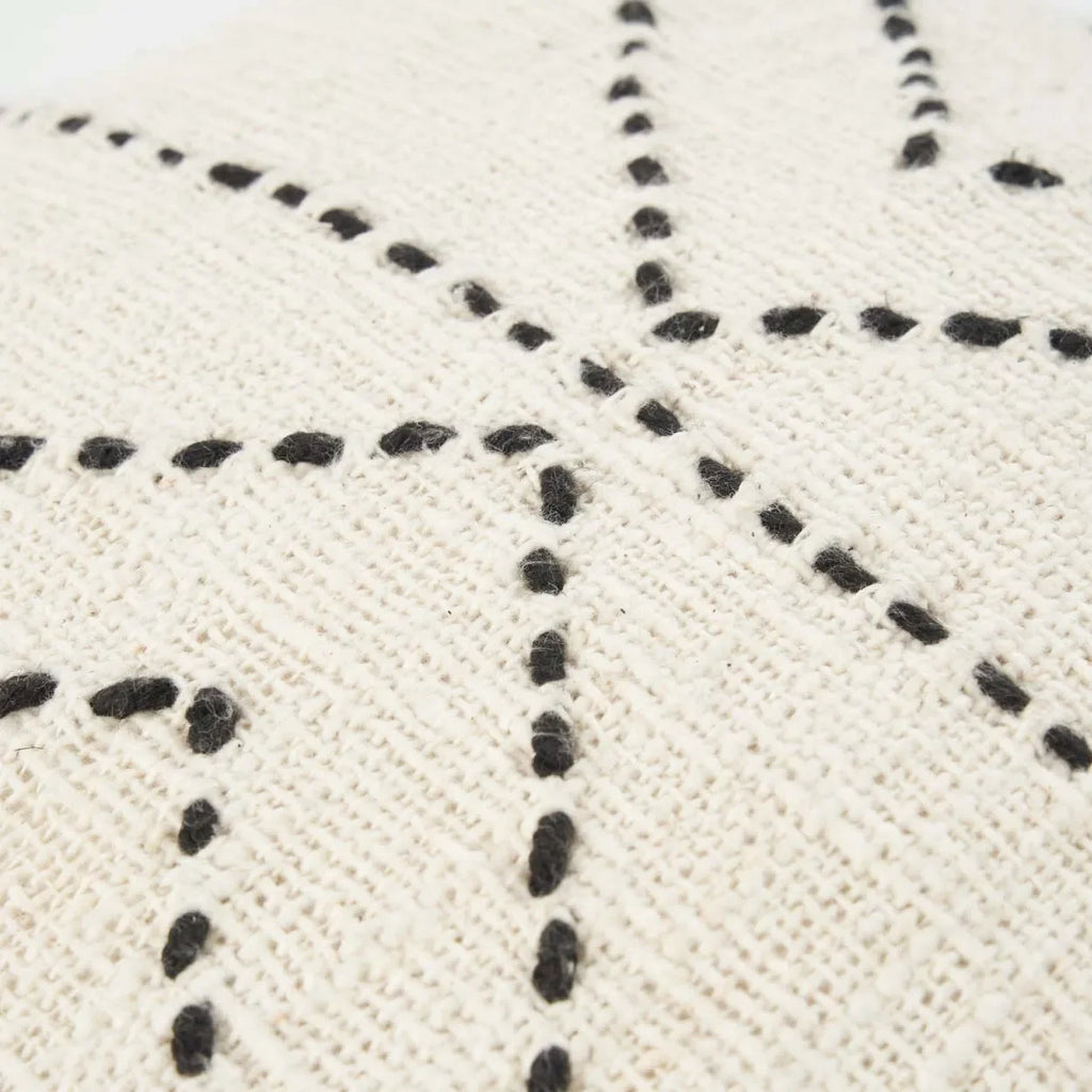 Housse de coussin en coton naturel avec motifs tribaux noirs et franges