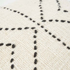 Housse de coussin en coton naturel avec motifs tribaux noirs et franges