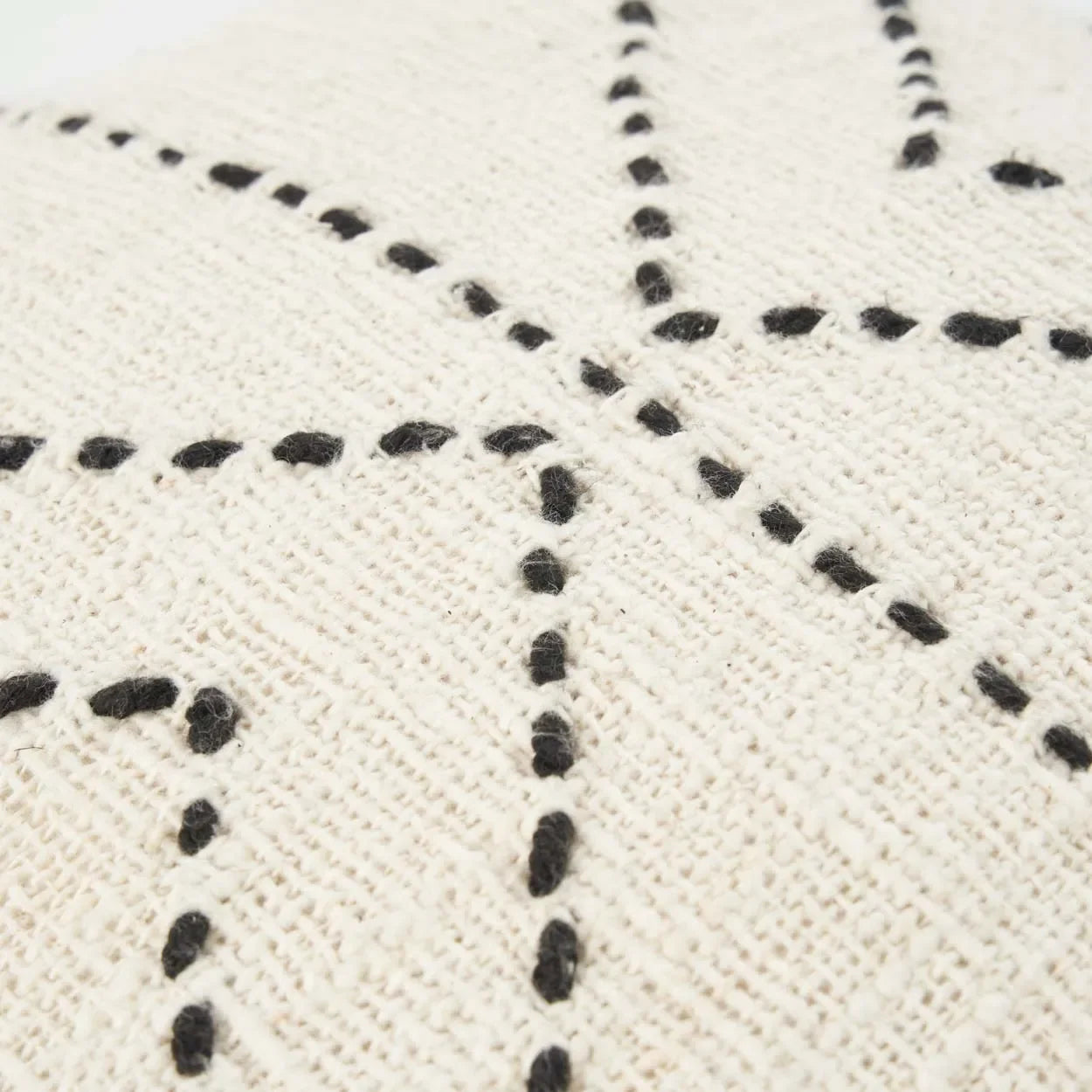 Housse de coussin en coton naturel avec motifs tribaux noirs et franges