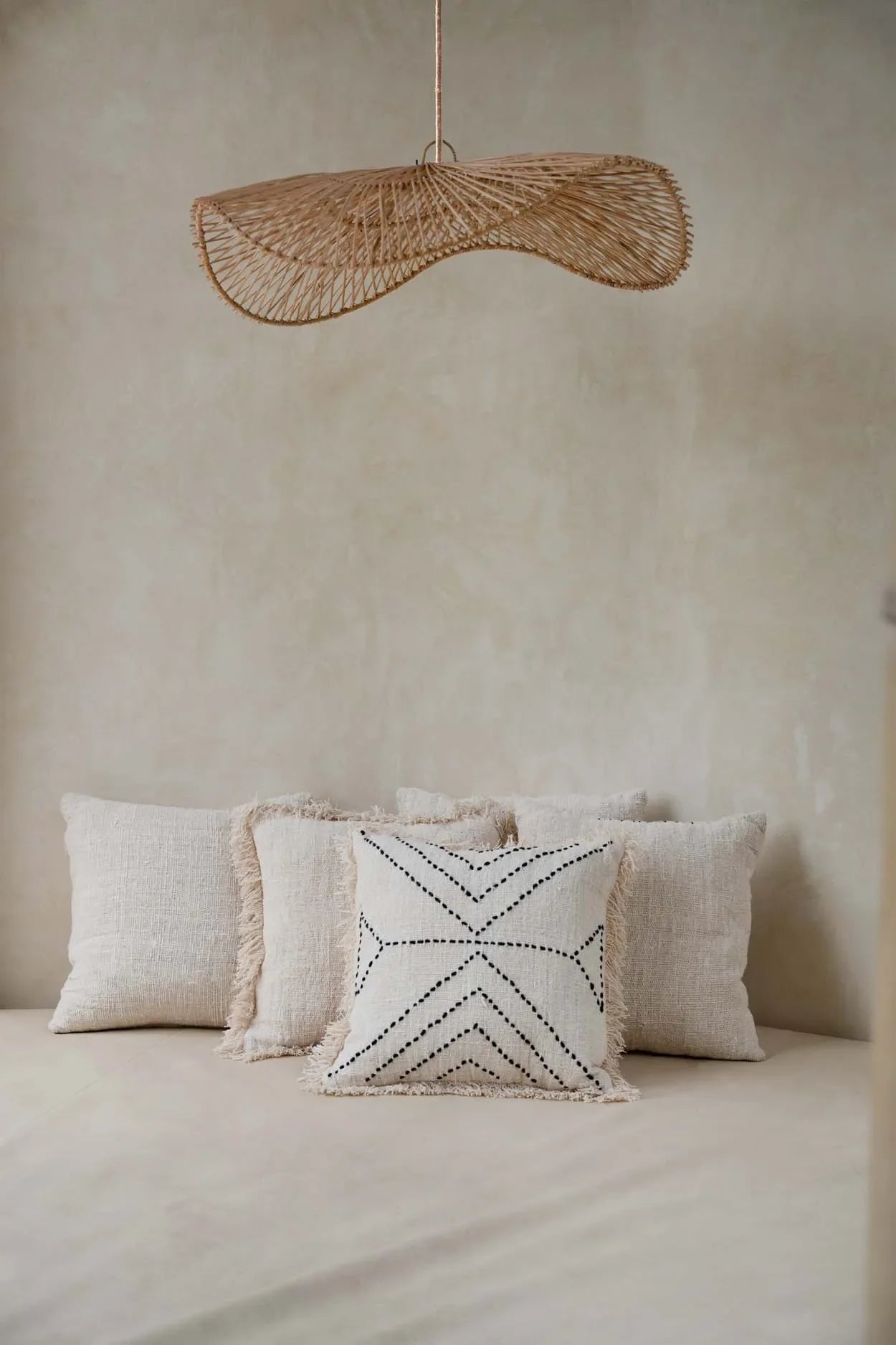 Lampadaire en paille tissée pour la décoration intérieure moderne et naturelle