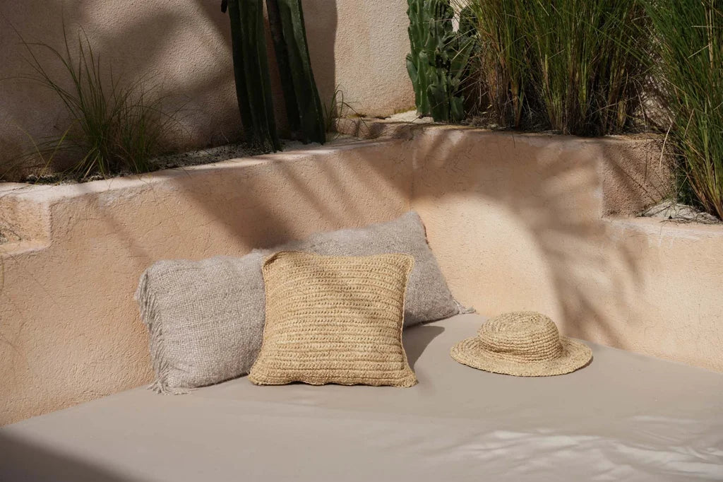 Arrangement d’assise extérieur confortable avec la housse de coussin Oh My Gee beige