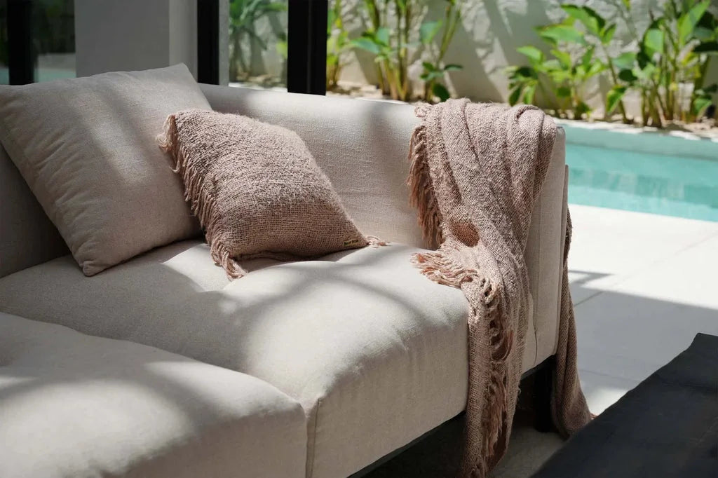 Coussin Oh My Gee beige 40x40 sur un canapé beige avec coussins et plaid