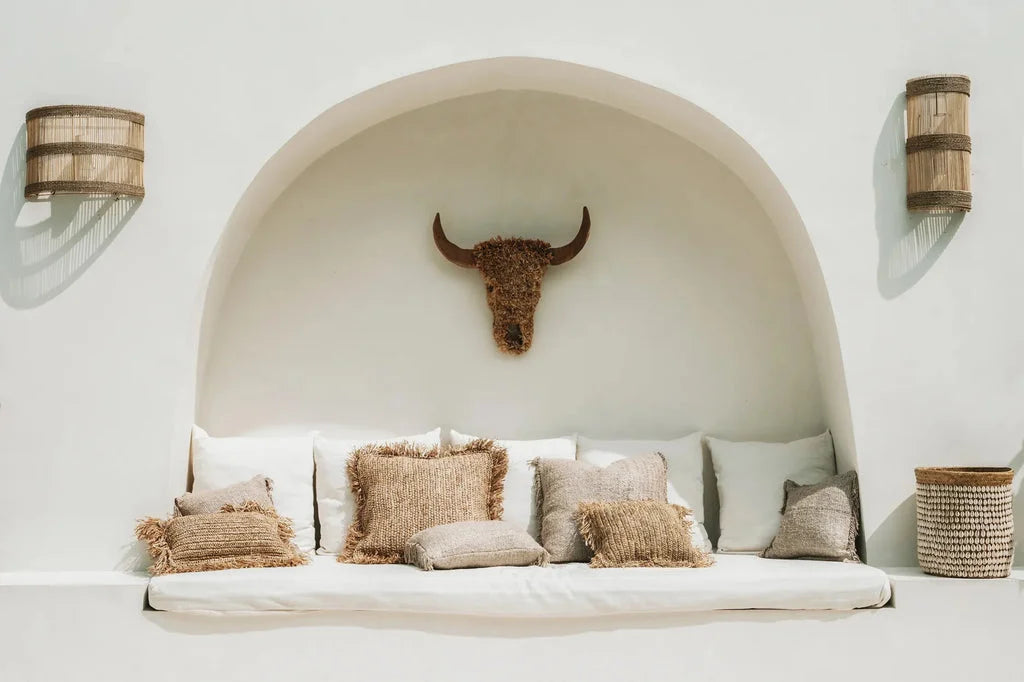 Coin de repos confortable avec coussin Oh My Gee beige 40x40 dans un intérieur élégant