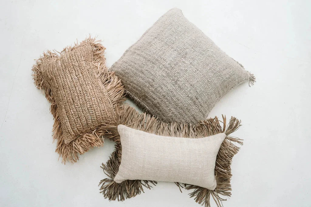 Trois coussins décoratifs frangés La housse de coussin Oh My Gee beige 40x40