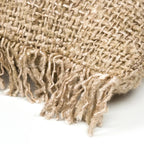 Couverture en toile beige avec franges, présentée avec le coussin Oh My Gee 60x60