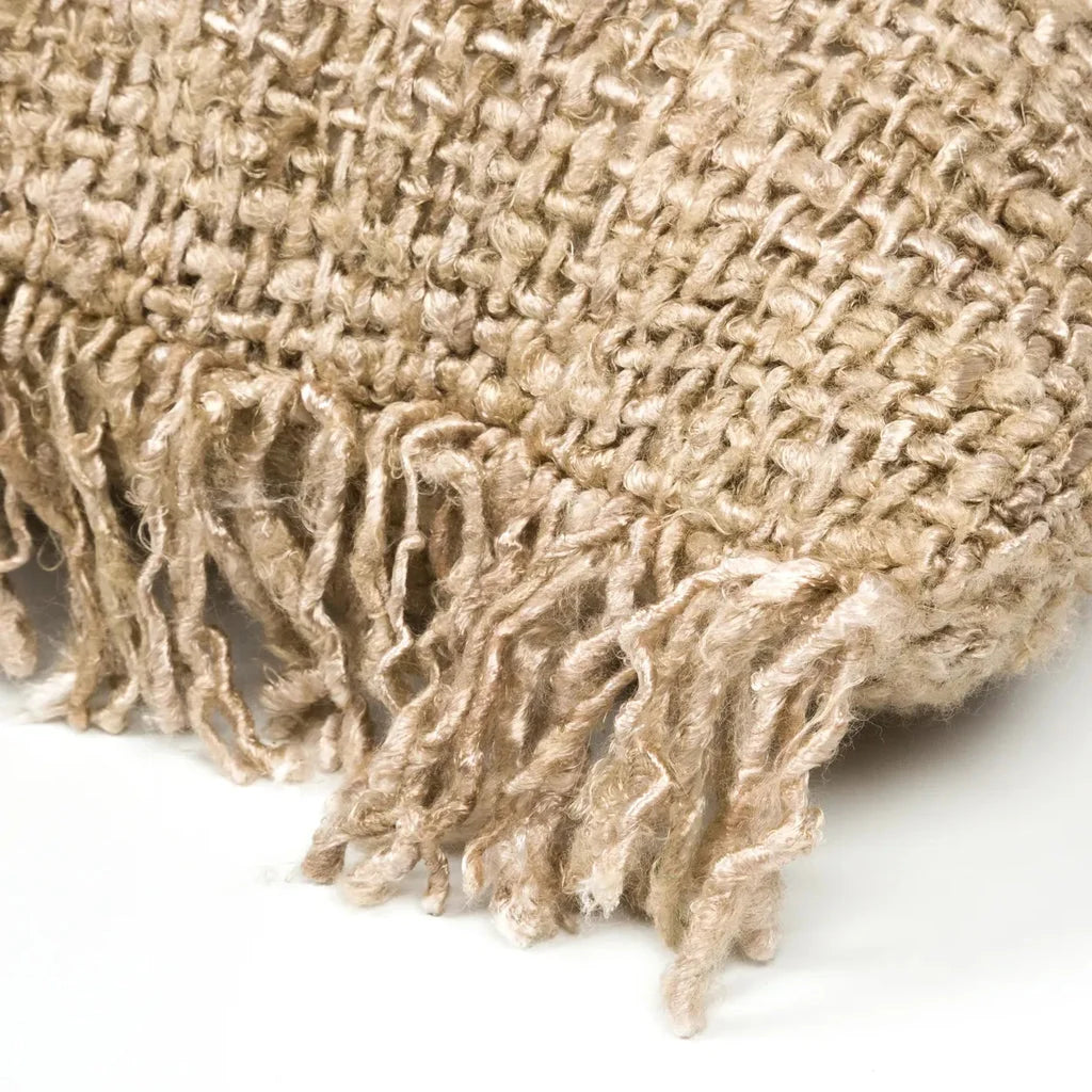 Couverture en toile beige avec franges, présentée avec le coussin Oh My Gee 60x60