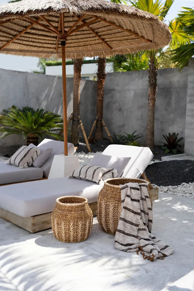Espace lounge extérieur avec La housse de coussin Oh My Gee Bohémien Blanc 30x50