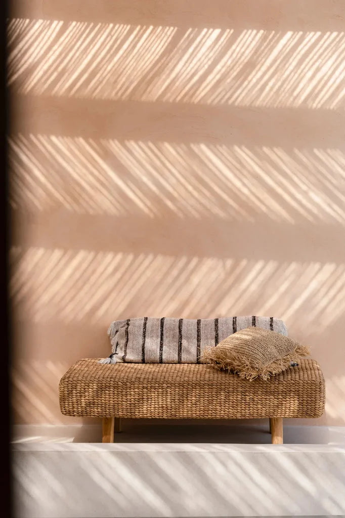 Banc tressé avec coussin rayé et coussin à franges, La housse de coussin Oh My Gee