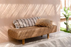 Jour de lit tissé avec coussin rayé et oreiller à franges, La housse de coussin Oh My Gee