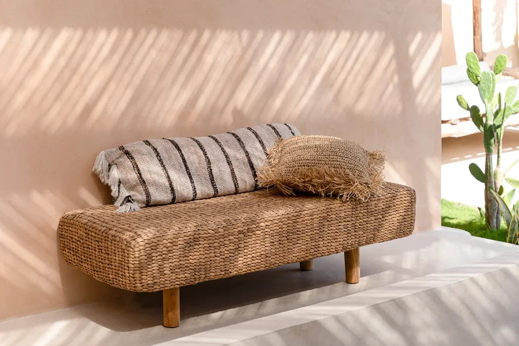 Jour de lit tissé avec coussin rayé et oreiller à franges, La housse de coussin Oh My Gee