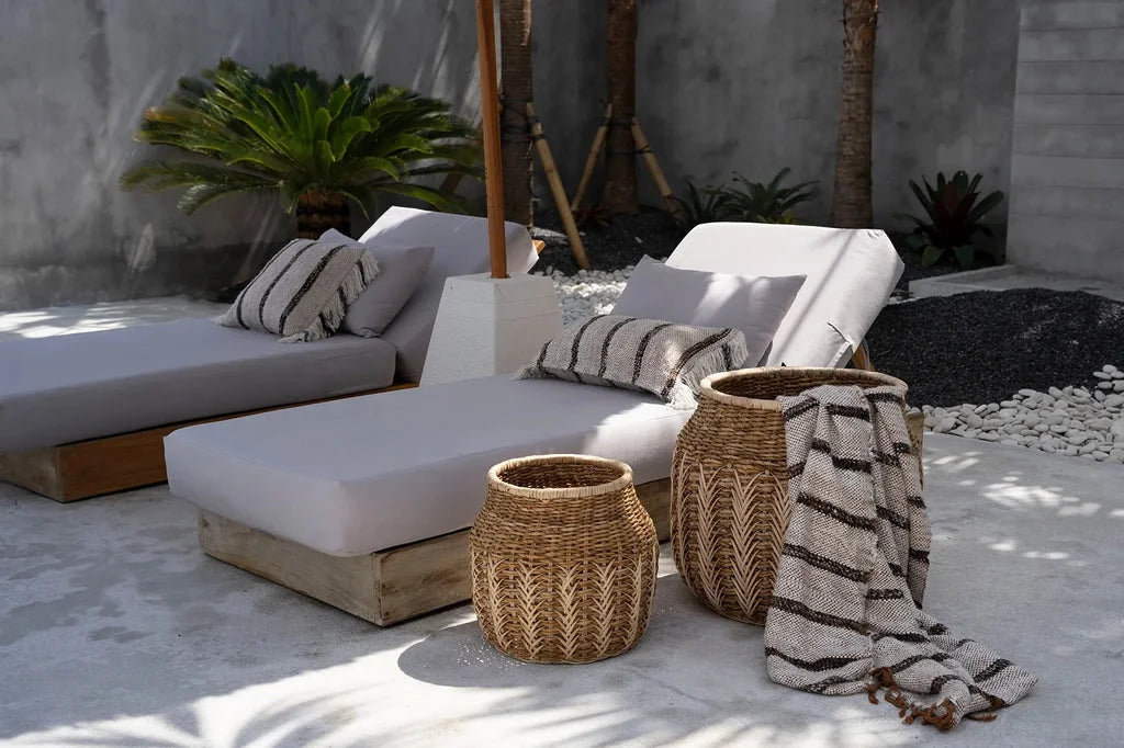 Deux paniers tressés et une couverture rayée avec la housse de coussin Oh My Gee