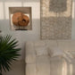 Housse de coussin Oh My Gee Crème 40x40 sur un canapé sectionnel blanc