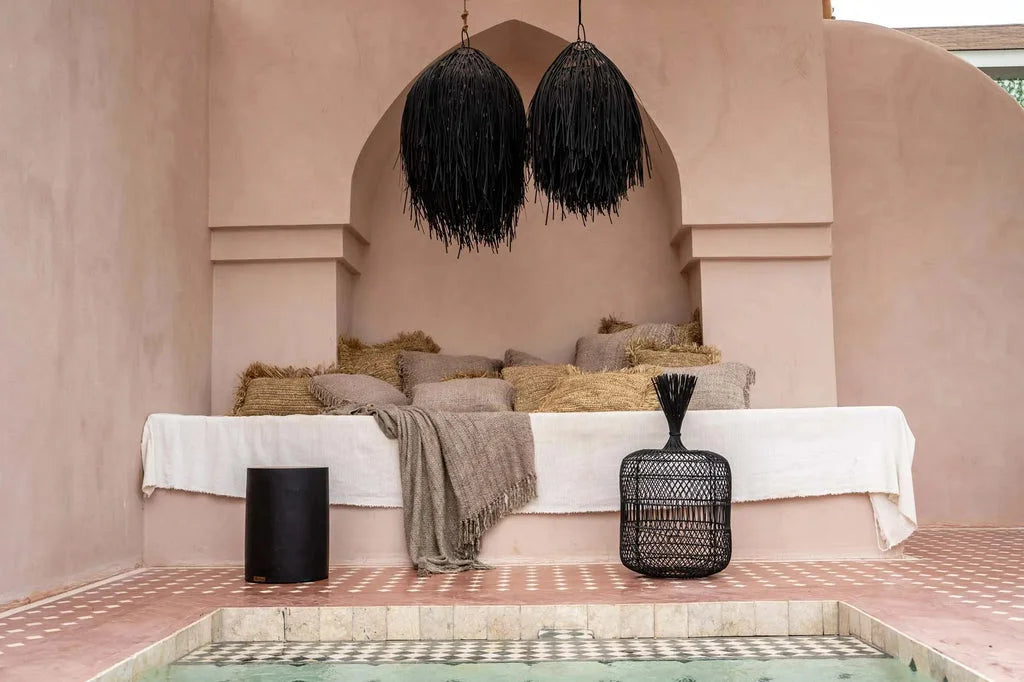 Housse de coussin Oh My Gee gris perle pour espace lounge extérieur marocain