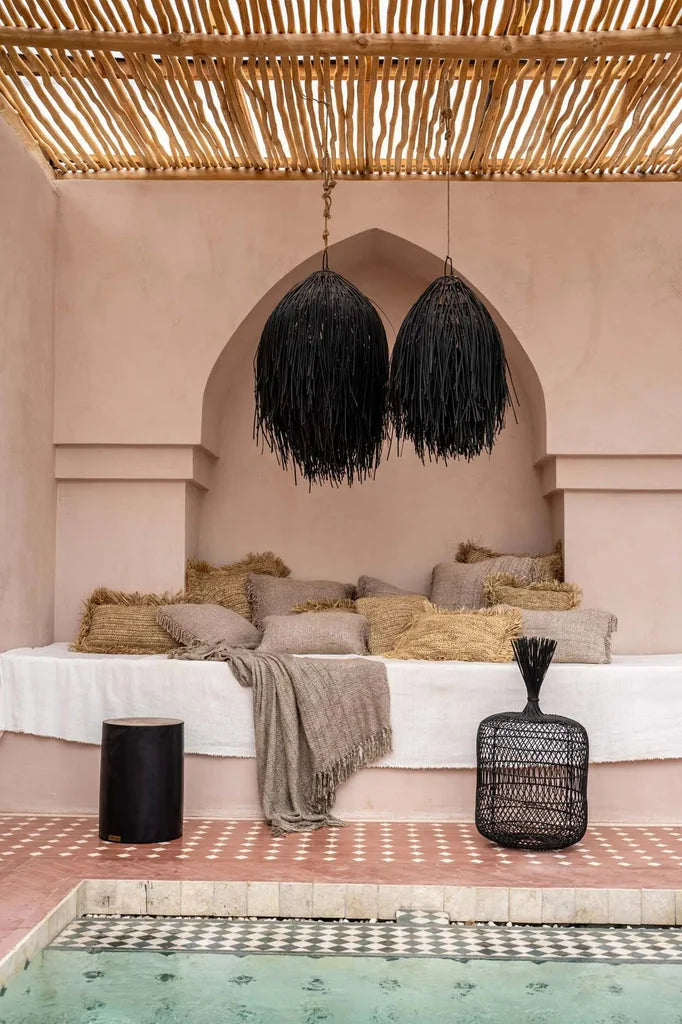 Housse de coussin Oh My Gee gris perle avec intérieur style marocain et lampes suspendues