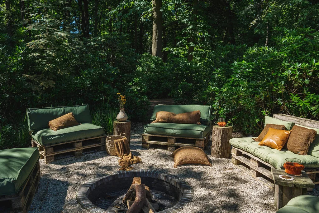 Mobilier de jardin en palettes avec la housse de coussin Oh My Gee marron 30x50_40