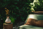 Vase rustique avec fleurs jaunes dans le cadre du coussin Oh My Gee Marron
