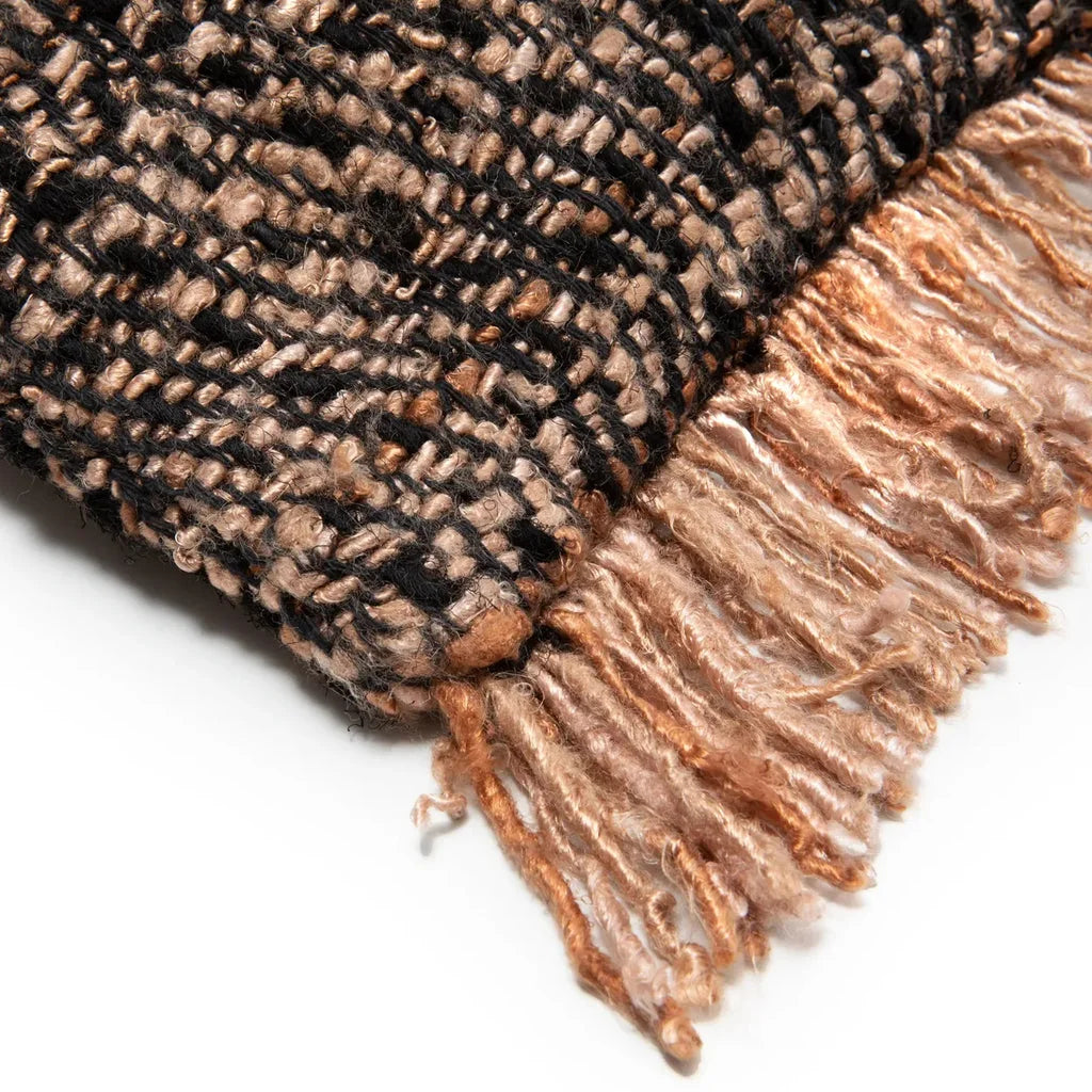 Plaid tissé texturé avec des franges, produit La housse de coussin Oh My Gee Noir Cuivre
