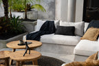 Espace extérieur avec tables en bois et coussins Oh My Gee - Noir Marine 30x50_40