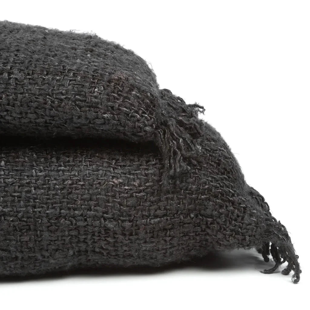 Plaid en laine foncé tissé avec franges pour la housse de coussin Oh My Gee Noir Marine