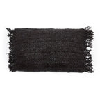 Couverture tissée noire avec franges pour coussin Oh My Gee, design élégant et contemporain