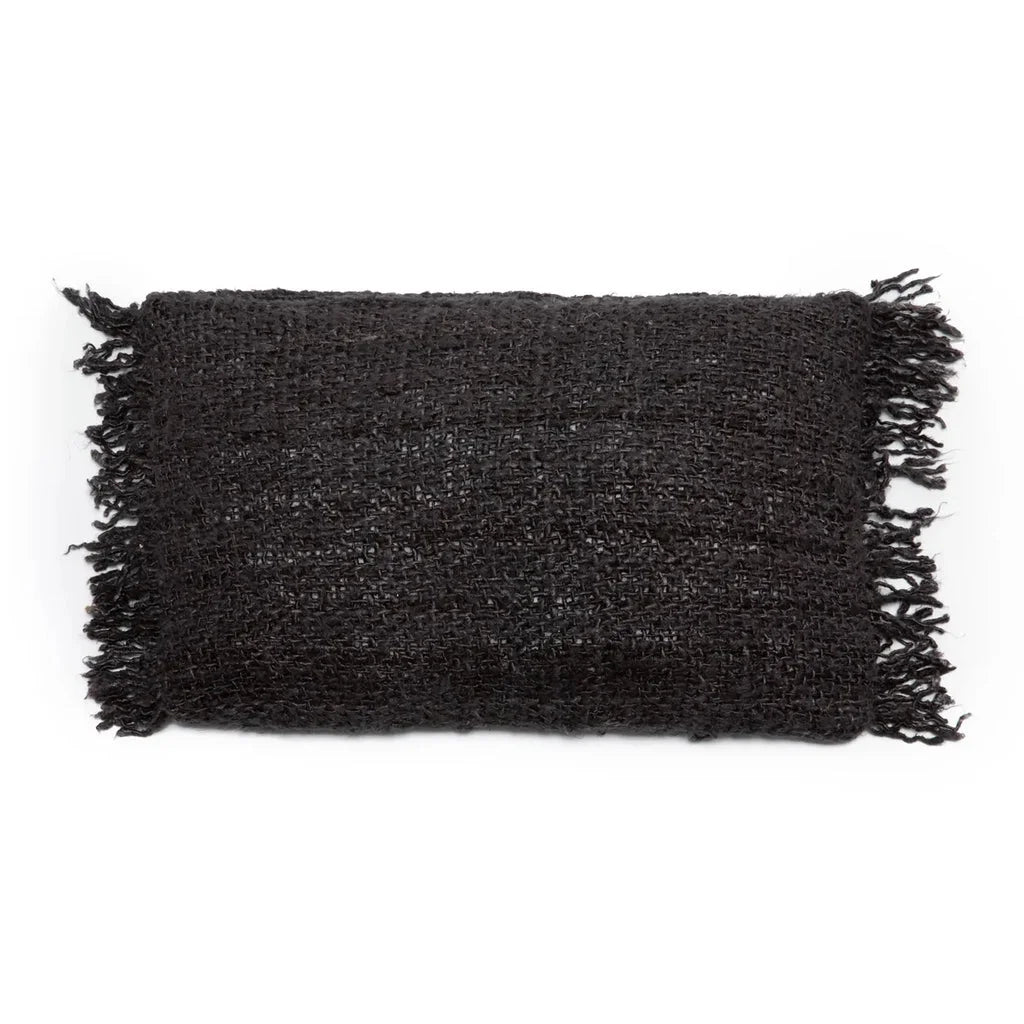 Couverture tissée noire avec franges pour coussin Oh My Gee, design élégant et contemporain
