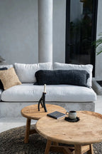 Espace de détente extérieur confortable avec la housse de coussin Oh My Gee Noir Marine