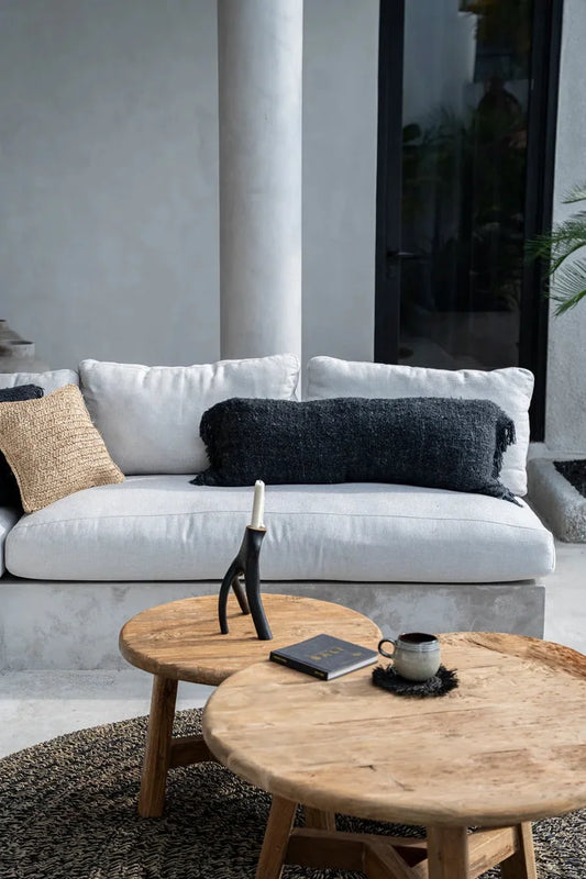 Espace de détente extérieur confortable avec la housse de coussin Oh My Gee Noir Marine