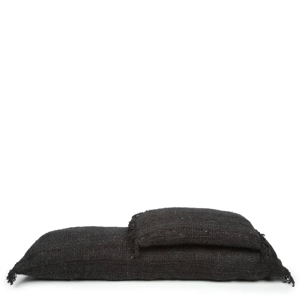 Couverture texturée noire présentée avec La housse de coussin Oh My Gee - Noir Marine