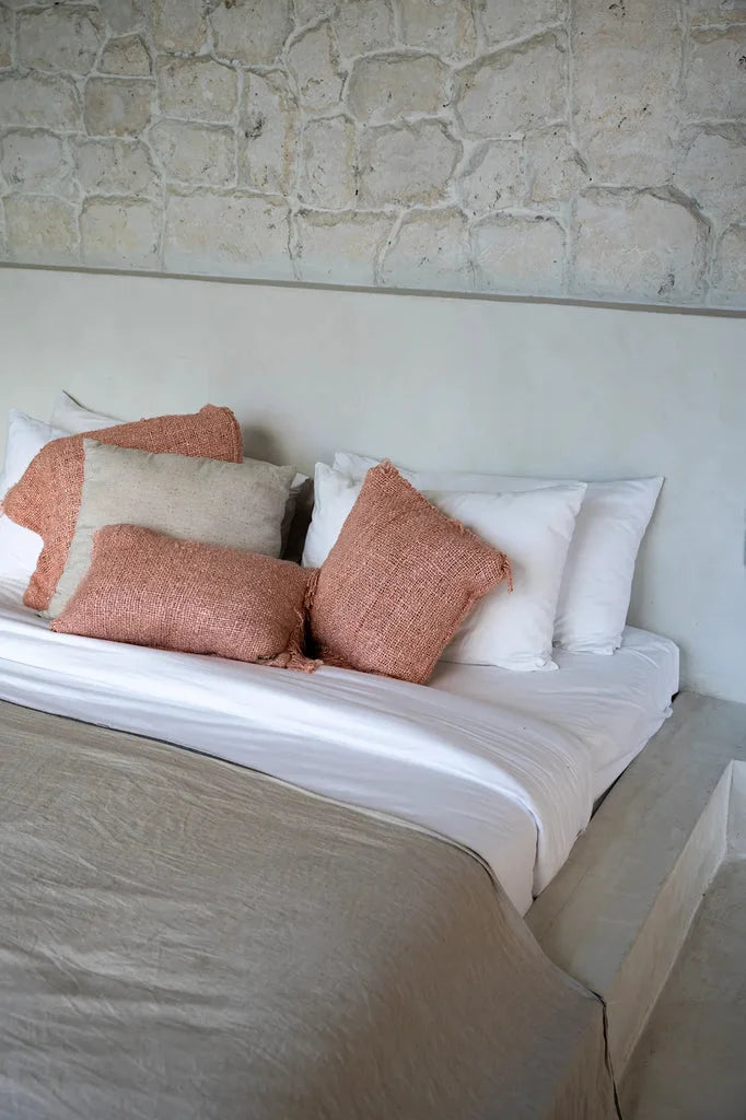 Lit confortable avec coussins décoratifs, Housse de coussin Oh My Gee Rose saumon