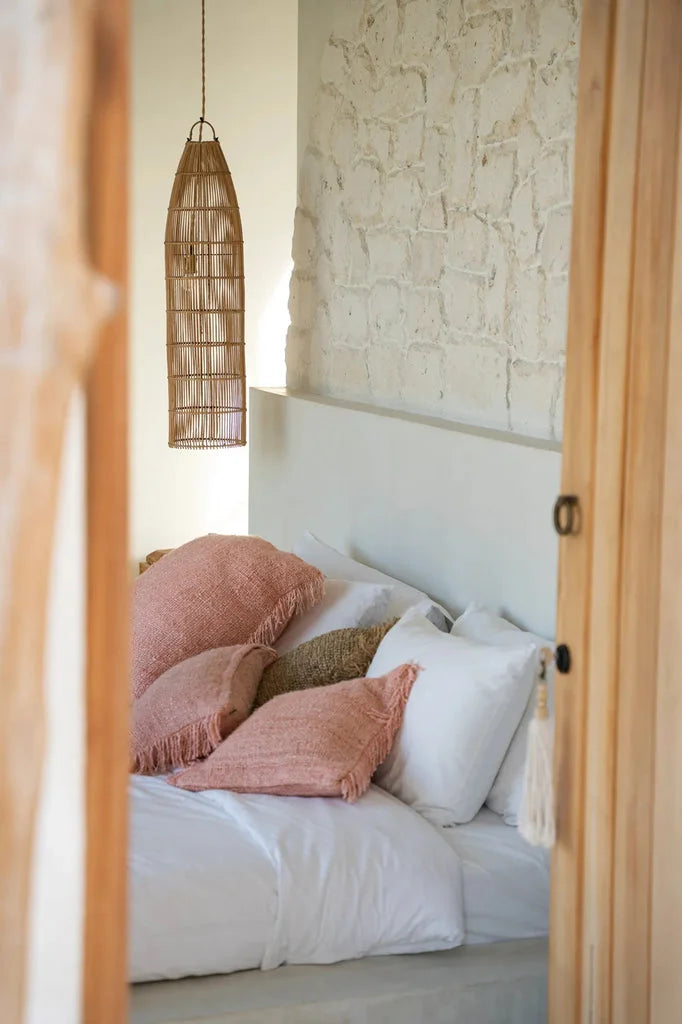 Chambre élégante avec oreillers roses saumon de La housse de coussin Oh My Gee