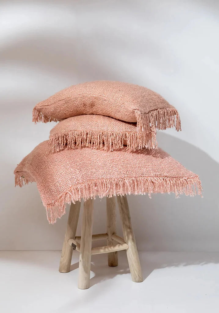 Coussins empilés frangés roses saumon Oh My Gee 40x40 disponibles à la vente