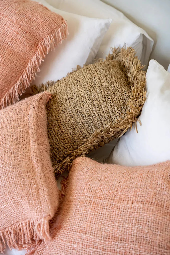 Housse de coussin Oh My Gee rose saumon avec franges et texture 40x40 cm