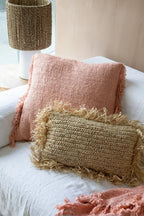 Deux coussins décoratifs frangés La housse de coussin Oh My Gee en rose saumon