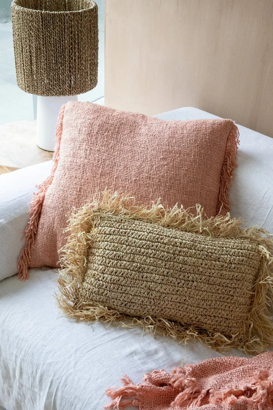 Deux coussins décoratifs frangés La housse de coussin Oh My Gee en rose saumon