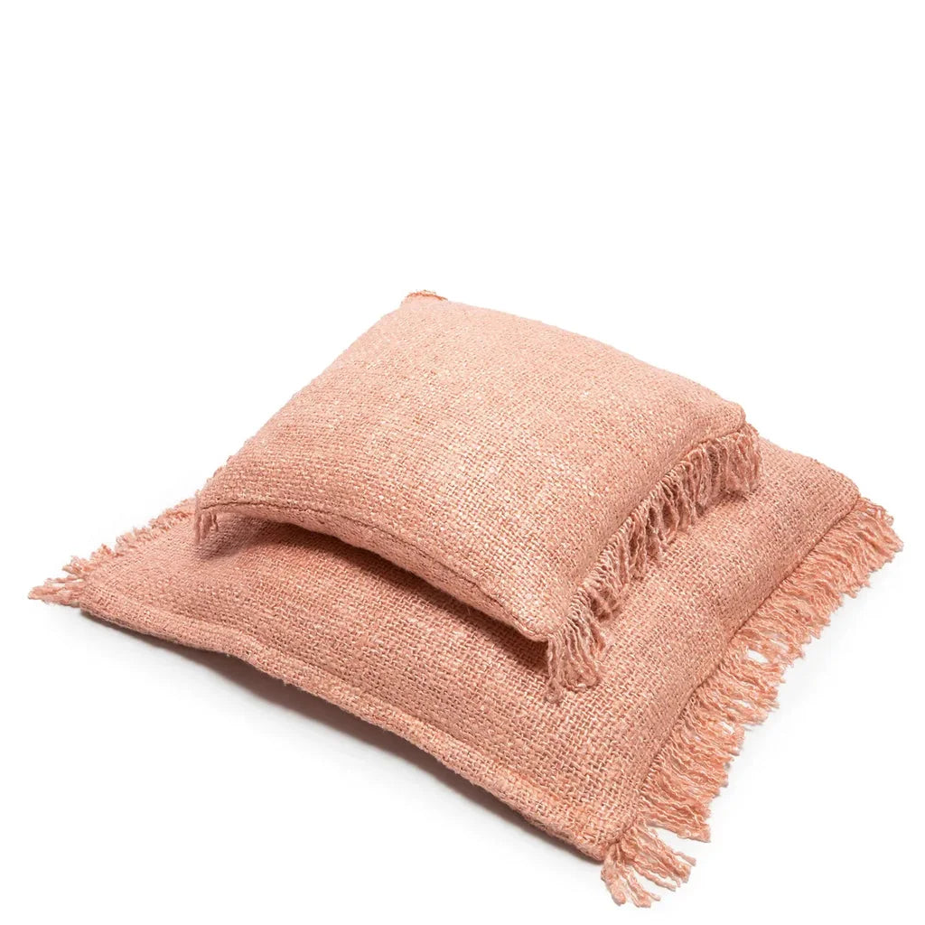 Deux coussins frangés roses saumon Oh My Gee 60x60_40 pour décoration intérieure
