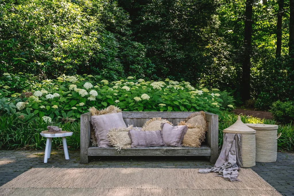 Banquette en bois rustique extérieure avec coussins Velours béton 30x50