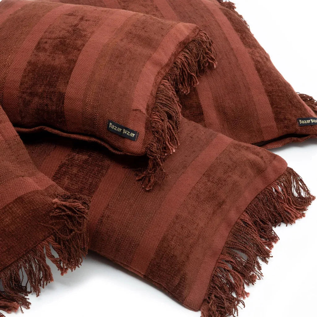 Coussins décoratifs rayés marron avec franges pour un style élégant