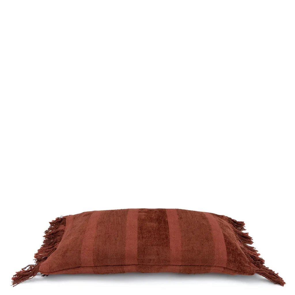 Coussin rectangulaire en velours bordeaux avec franges pour la housse Oh My Gee 30x50