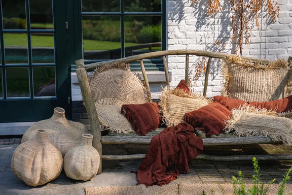 Banc en bois rustique avec coussins tissés velours bordeaux Oh My Gee 30x50_40