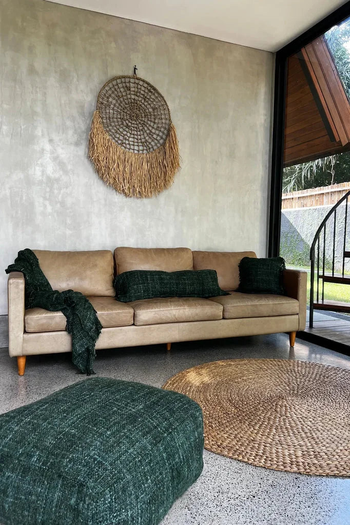 Sofa neutre avec accents verts et housse de coussin Oh My Gee Vert forêt 35x100_40